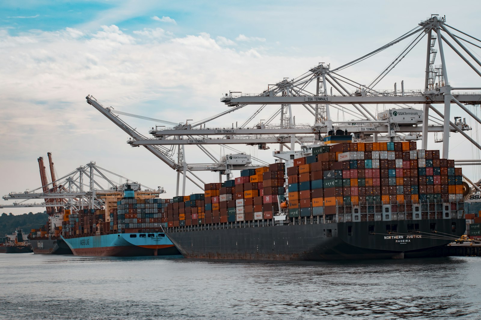 Contenedores de carga en un puerto
